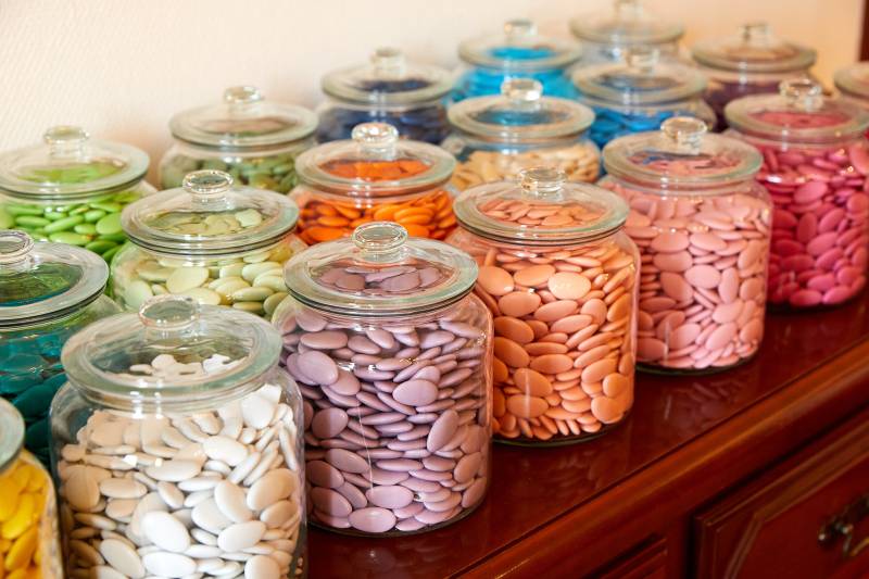 Différents coloris de dragées forme amande en CHOCOLAT NOIR - Maison Rosière Dragées d'exception