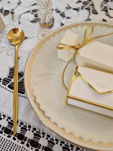 Carton or & blanc pour un mariage à Aix en Provence chic - Dragées Rosière