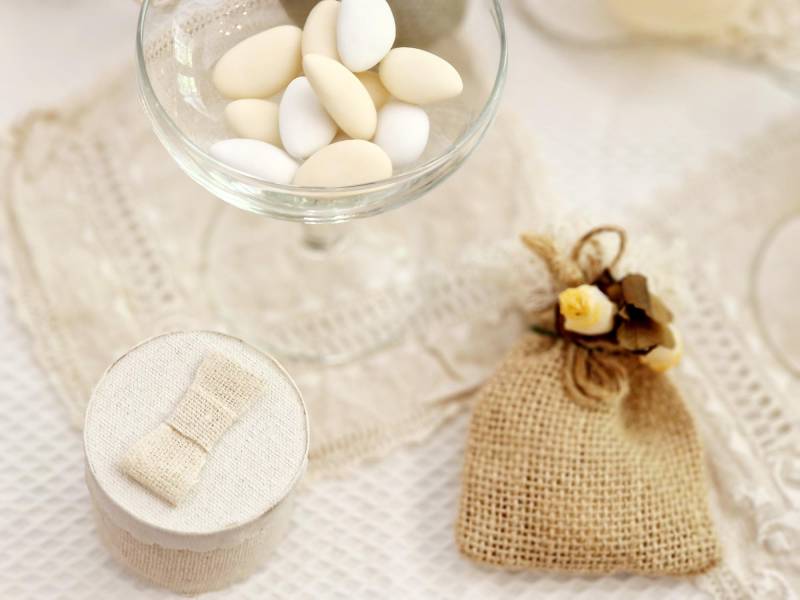 Toile de jute et petit contenant cadeau pour une ambiance NUDE - Dragées Rosière Allauch, proche de Marseille 