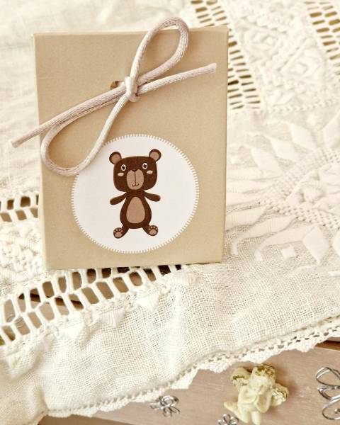 Une bel emballage carton beige, imprimé nounours - Douceur d'enfance pour un baptême à Marseille, une naissance à Carry le Rouet ou une baby shore à Cassis