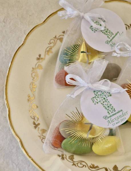 Sac en tulle , étiquette personnalisées Croix et sachet personnalisé Croix - Communion à Cassis - Dragées chocolat et Amandes Avola - Maison Rosière