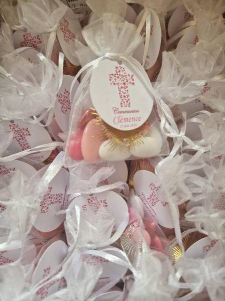 des petits sacs en tulle pour mettre en valeur les couleurs des dragées - Maison Rosière
