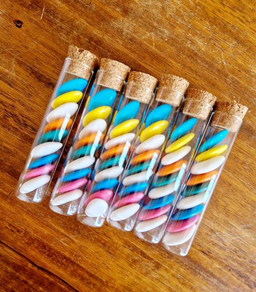 Mariage aux Pennes Mirabeau - tube en verre avec des dragées Amandes Avola Blanche et dragées au chocolat de la Maison Rosière