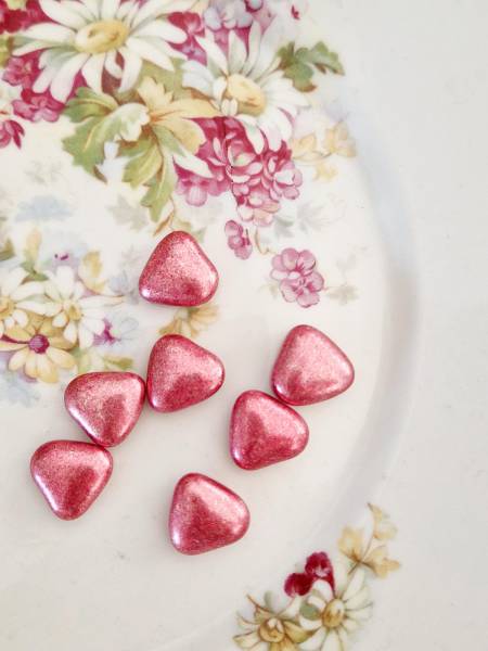 des petits coeurs au Chocolat noir coloris Rose métalisé - Dragées Rosière, notre boutique à Allauch vous les fera découvrir 