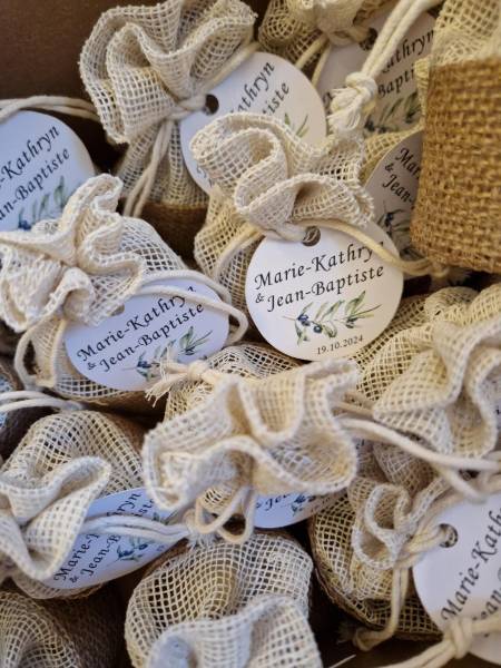 des petites aumônières en jute - Mariage à Gémenos - Dragées Rosière