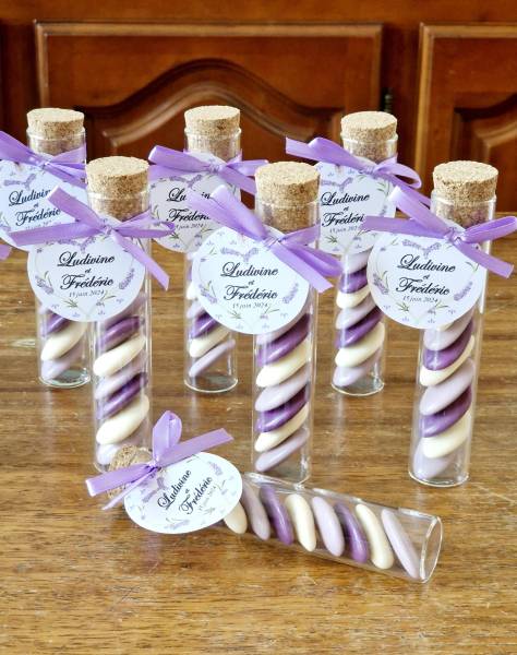 des tubes en verre au couleurs de la lavande - Mariage à Saint Rémy de Provence - Dragées Rosière - Amandes Avola Royales 
